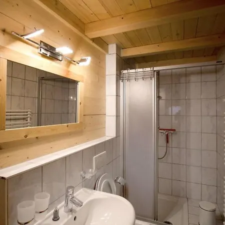 Sleeps 15 Wifi Apartment