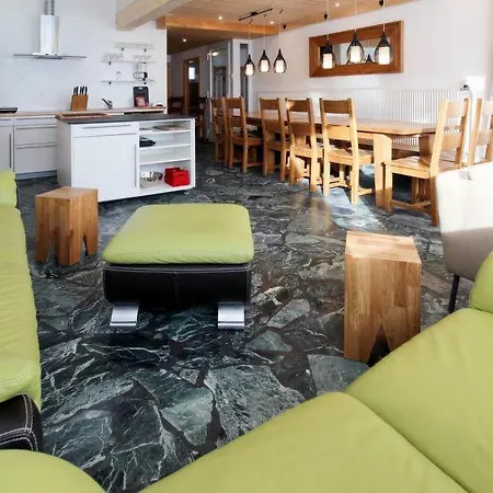 Sleeps 15 Wifi Apartment